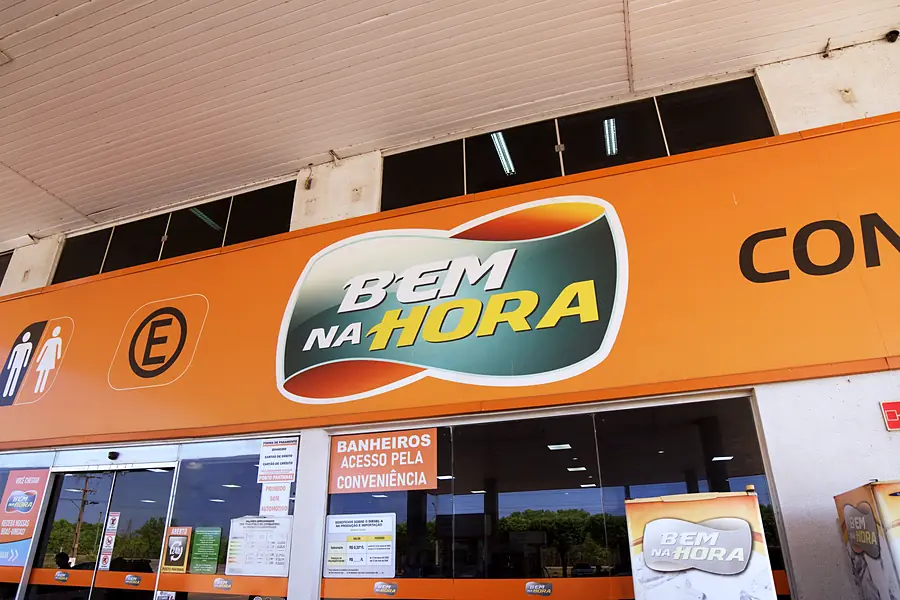 Fachada da conveniência com placa de acesso aos banheiros