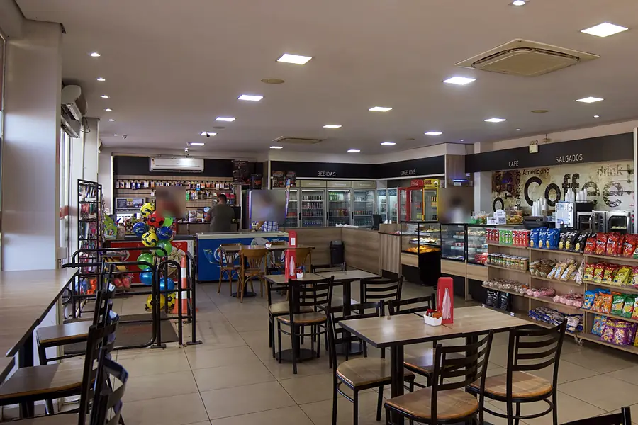 Loja de conveniência com lanchonete e mesas