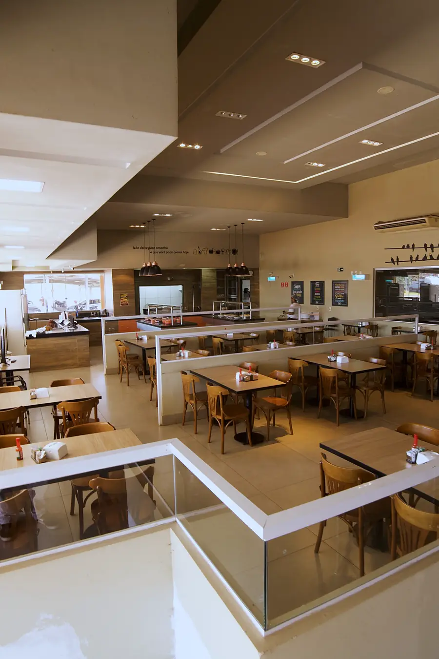 Salão do restaurante, amplo e com mesas de madeira