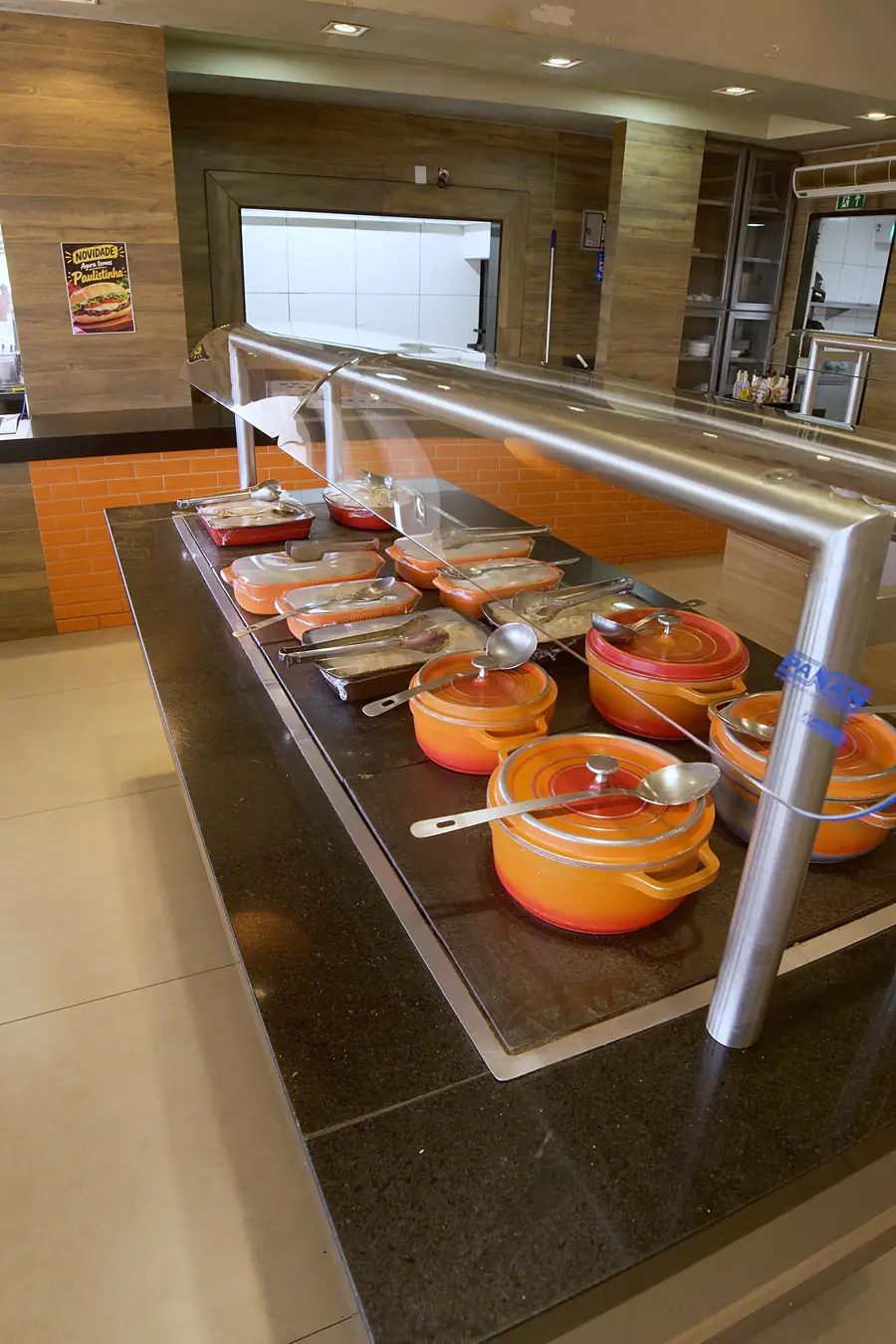 Panelas laranja no buffet do Bem na Hora